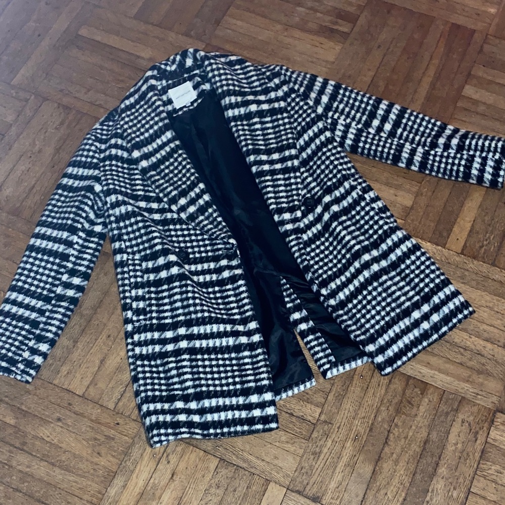Avec les filles black and white coat size small